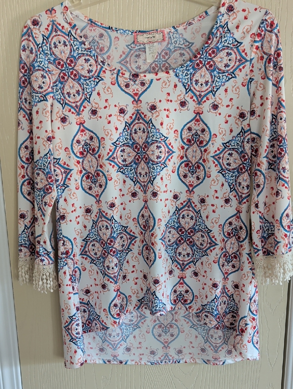 C'est La Vie White/Blue Floral Medallion Lace-Sleeve Women's Hi/Low Top - Size L